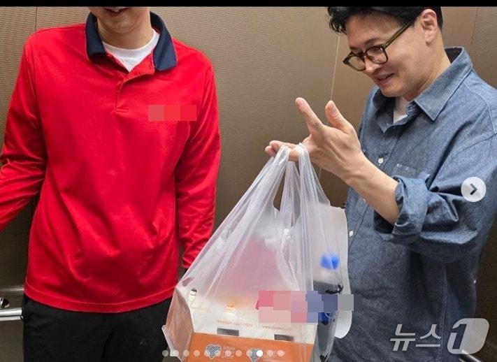 본문 이미지 -  힌동훈 전 국민의힘 대표가 지난 23일 밤 경남 진주의 한 치킨 체인점에서 치킨 배달일을 돕고 있는 모습. 한 전 대표는  자영업의 어려움을 다시금 알게 됐다며 관련 글과 사진을 자신의 SNS에 올렸다. (SNS 갈무리) ⓒ 뉴스1 