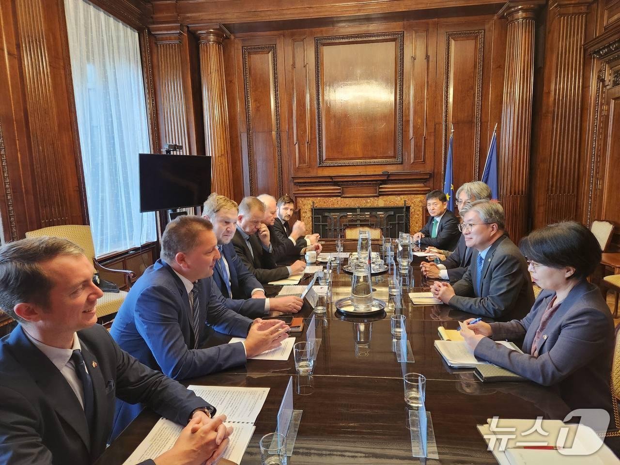 본문 이미지 - 김희상 외교부 경제외교조정관과 데이비드 뮐러 체코 산업통상부 EU 및 통상담당 실장을 수석대표로 24일(현지시간) 제6차 한-체코 경제공동위가 체코 프라하에서 개최됐다. 2025.09.25. (외교부 제공)