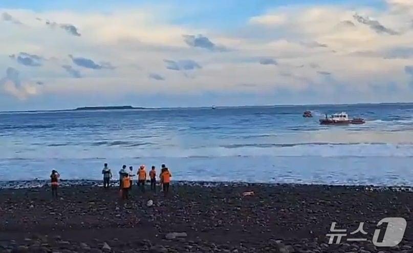 본문 이미지 - 25일 서귀포시 쇠소깍 인근에서 실종자 수색을 하는 모습.(제주도소방안전본부 제공. 재판매 및 DB 금지)