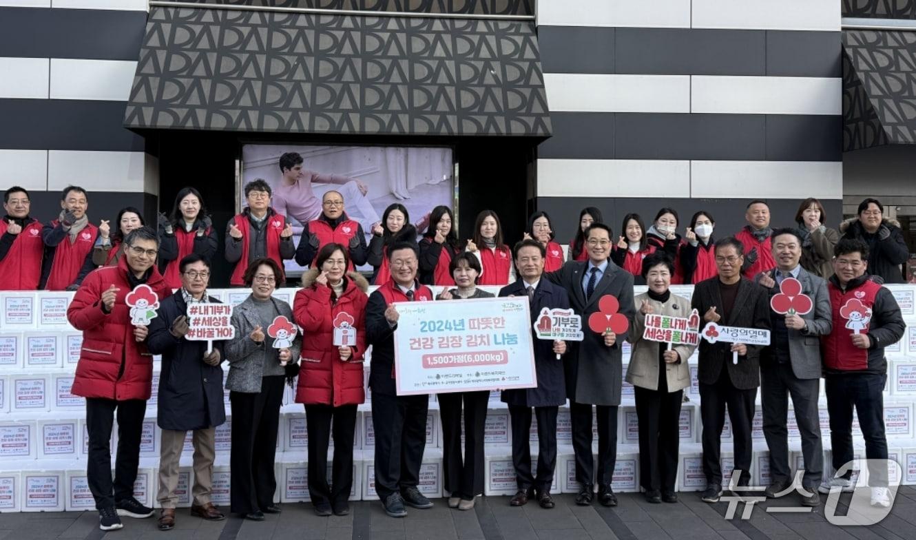 본문 이미지 - 대구·경북 이랜드리테일은 26~28일 '1회 동아쇼핑점과 함께하는 염매시장 동행축제'를 진행한다. 사진은 지난해 열린 '사랑의 김장 나눔봉사'에 참가한 직원들의 모습.(이랜드리테일 제공. 재판매 및 DB 금지)