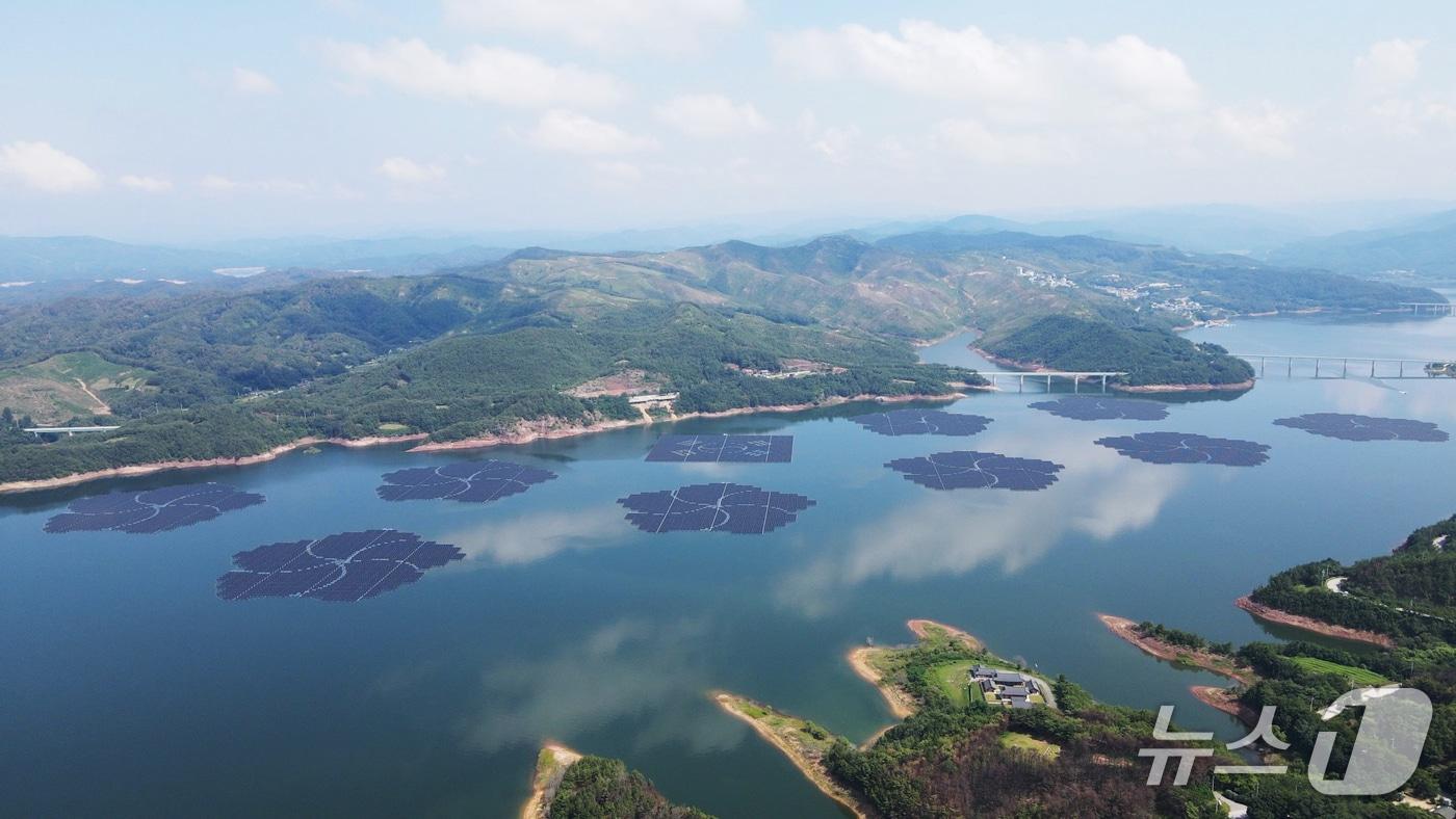 한국수자원공사가  조성한 임하댐 수상 태양광은 지역과 주민이 함께 조성한 국내 1호 집적화단지이자 교차 송전을 적용한 국내 첫 모델이다. &#40;한국수자원공사 제공.재판매 및 DB금지&#41;/뉴스1 