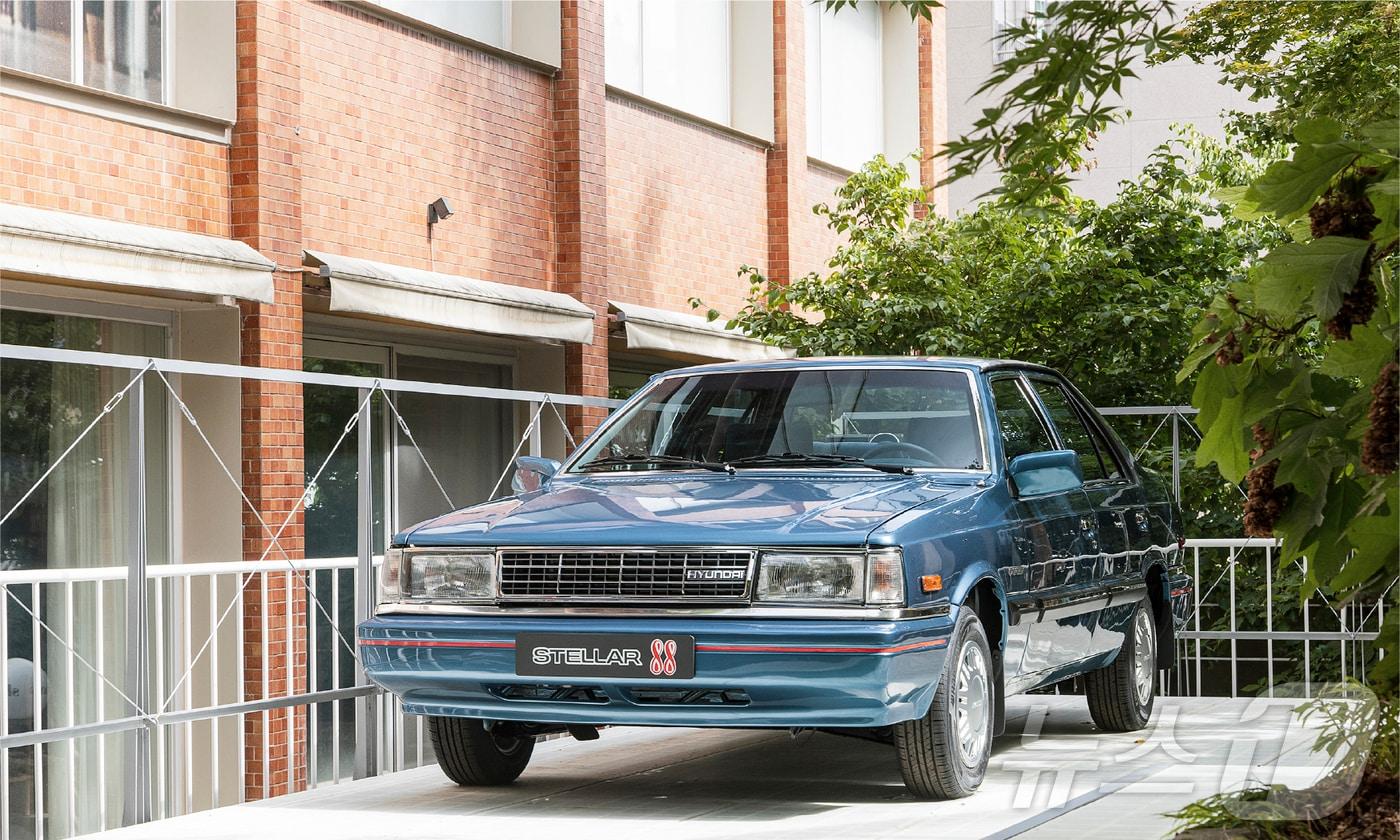 현대자동차가 쏘나타 출시 40주년을 맞아 쏘나타와 그 전신인 스텔라를 통해 오래된 관계의 의미를 되짚어보는 헤리티지 캠페인을 전개한다. 현대자동차는 9월 25일&#40;목&#41;부터 2026년 1월 4일&#40;일&#41;까지 서울 남산 인근에 자리한 문화공간 &#39;피크닉&#40;piknic&#41;&#39;의 온실 공간 내외부에서 &#39;스텔라 88&#39; 복원 차량과 함께 스텔라와 쏘나타 관련 아카이브를 선보이는 &#39;By your side – 스텔라 & 쏘나타&#39; 전시를 개최한다고 밝혔다. 사진은 &#39;By your side – 스텔라 & 쏘나타&#39; 전시에서 선보이는 &#39;스텔라 88&#39; 복원 차량. &#40;현대자동차 제공. 재판매 및 DB 금지&#41; 2025.9.25/뉴스1