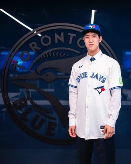 본문 이미지 - 토론토 블루제이스와 입단 계약을 체결한 문서준. &#40;리코스포츠에이전시 제공&#41;
