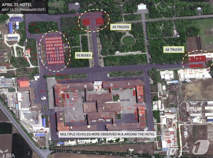 본문 이미지 - &#39;SI 애널리틱스&#39;&#40;SI Analytics&#41;는 25일 북한 곳곳에서 열병식 동향이 포착되고 있다고 밝혔다. 사진은 미림비행장 부근. &#40;&#39;NK인사이트&#39; 갈무리&#41;