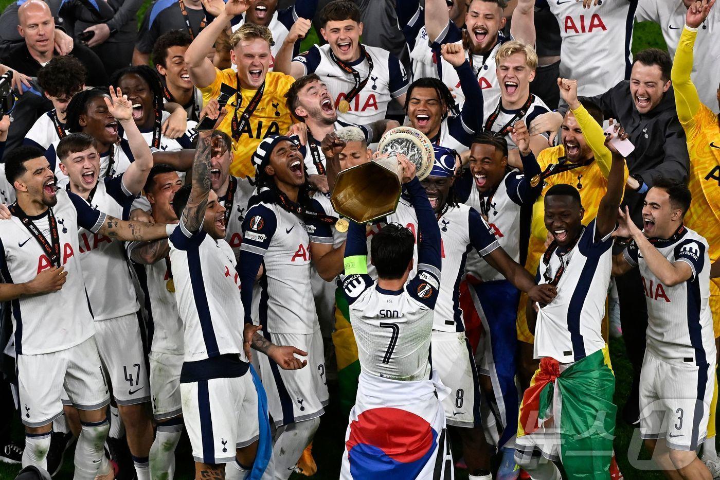 토트넘에서 UEL 우승을 하는 손흥민ⓒ AFP=뉴스1