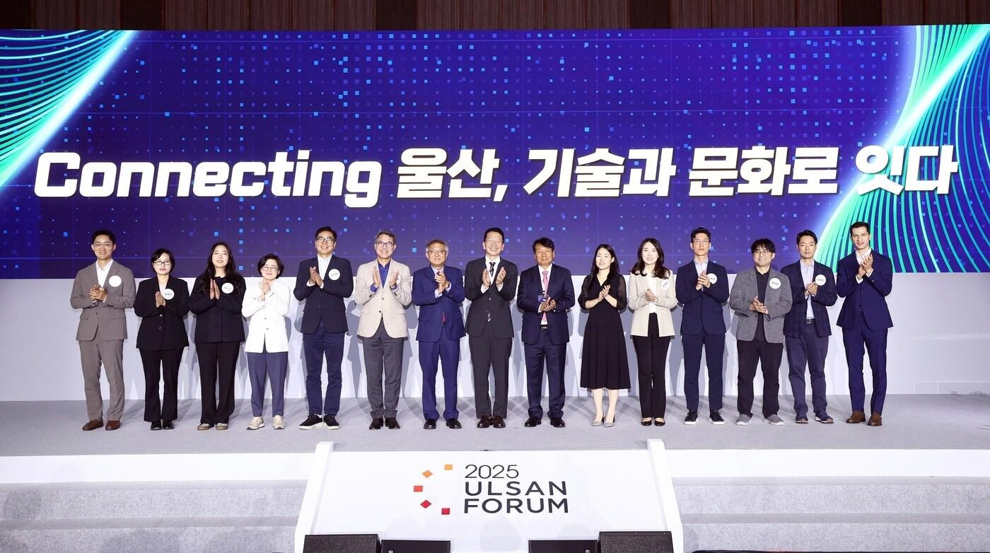 지난 24일 울산시 울주군 울산전시컨벤션센터&#40;UECO&#41;에서 열린 ‘2025 울산포럼’에서 최창원&#40;오른쪽 여덟 번째&#41; SK수펙스추구협의회 의장과 이윤철&#40;오른쪽 일곱 번째&#41; 울산상공회의소 회장 등 주요 참석자들이 기념촬영을 하고 있다&#40;SK이노베이션 제공&#41;. ⓒ 뉴스1