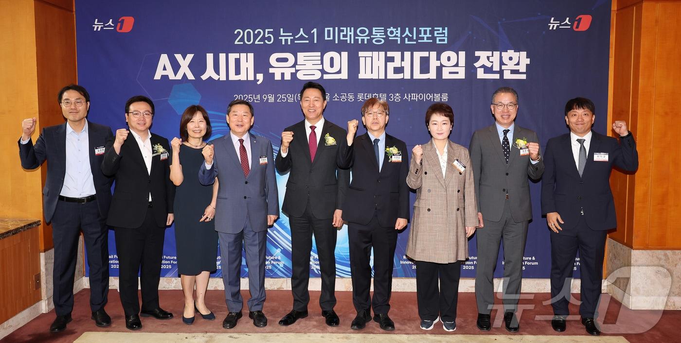 25일 서울 소공동 롯데호텔에서 &#39;AX 시대, 유통의 패러다임 전환&#39;을 주제로 열린 &#39;2025 뉴스1 미래유통혁신포럼&#40;RFIF&#41;&#39;에서 이영섭 뉴스1 대표이사, 오세훈 서울시장, 이언주 더불어민주당 의원, 이철규 국민의힘 의원을 비롯한 참석자들이 기념 촬영을 하고 있다. 2025.9.25/뉴스1 ⓒ News1 박지혜 기자