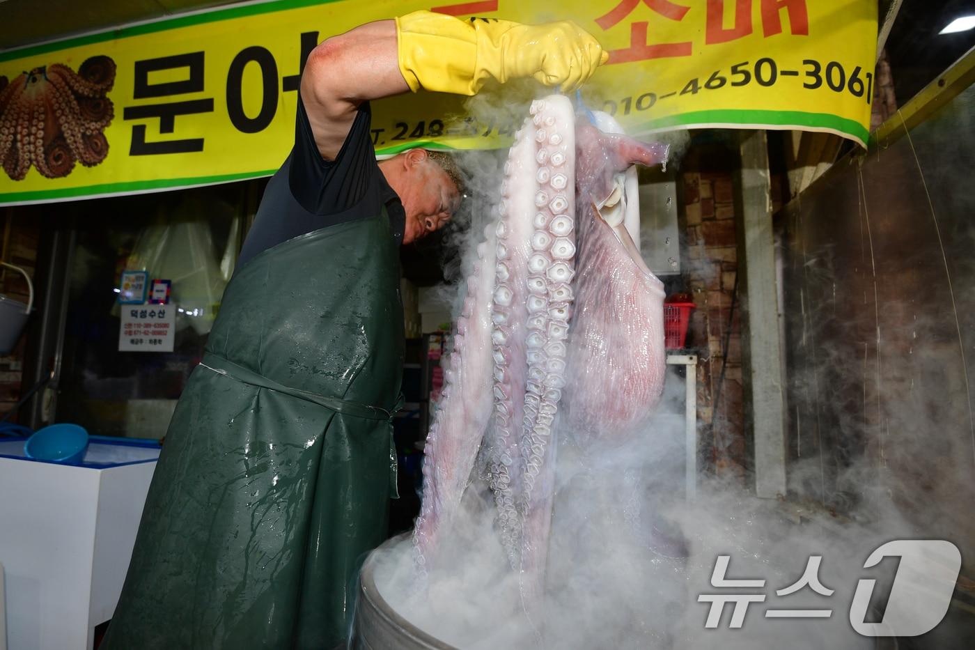 추석 명절을 10일 앞둔 25일 경북 포항시 죽도어시장 문어골목에서 상인이 손질한 문어를 삶고 있다. 2025.9.25/뉴스1 ⓒ News1 최창호 기자