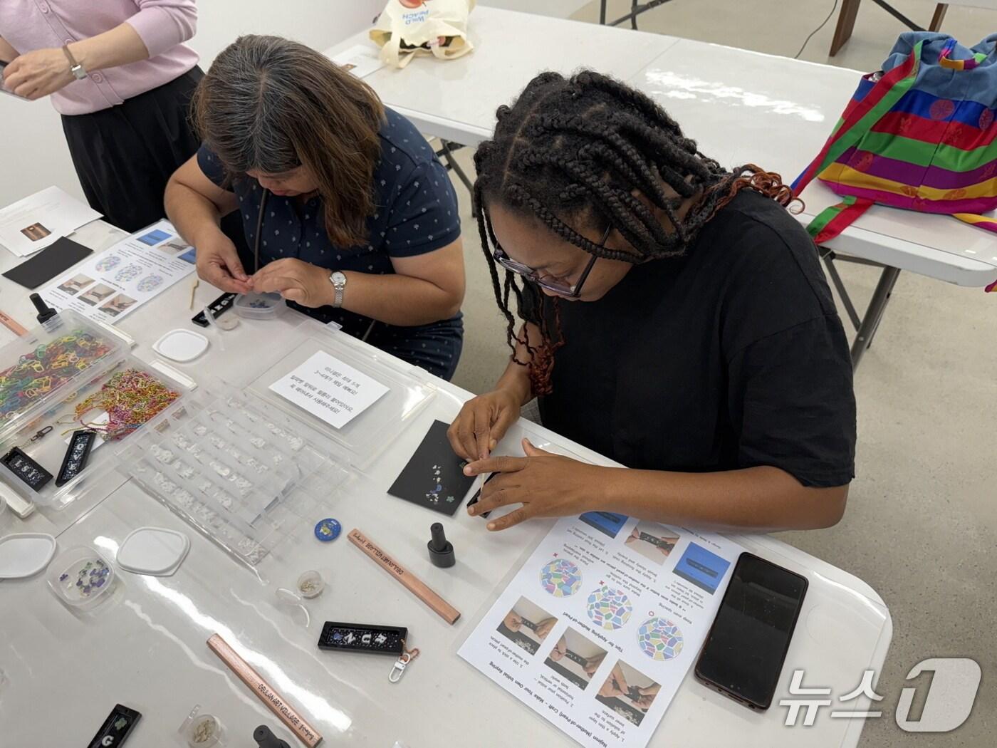 본문 이미지 - 대구 수성구의 &#39;문화도시 수성투어&#39; 프로그램에 참여한 외국인 관광객들.&#40;대구 수성구 제공. 재판매 및 DB 금지&#41;