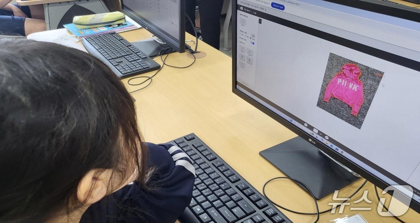 본문 이미지 - 장애학생 채용맞춤형 훈련 지원 장면.(부산시교육청 제공. 재판매 및 DB금지)