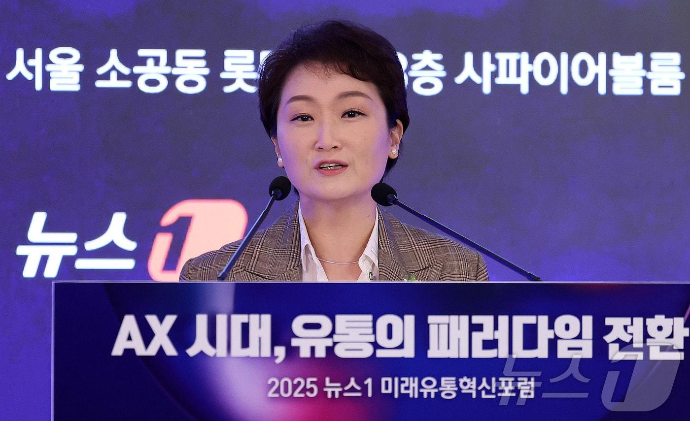 이언주 더불어민주당 의원이 25일 서울 소공동 롯데호텔에서 &#39;AX 시대, 유통의 패러다임 전환&#39;을 주제로 열린 &#39;2025 뉴스1 미래유통혁신포럼&#40;RFIF&#41;&#39;에서 축사를 하고 있다. 2025.9.25/뉴스1 ⓒ News1 박지혜 기자
