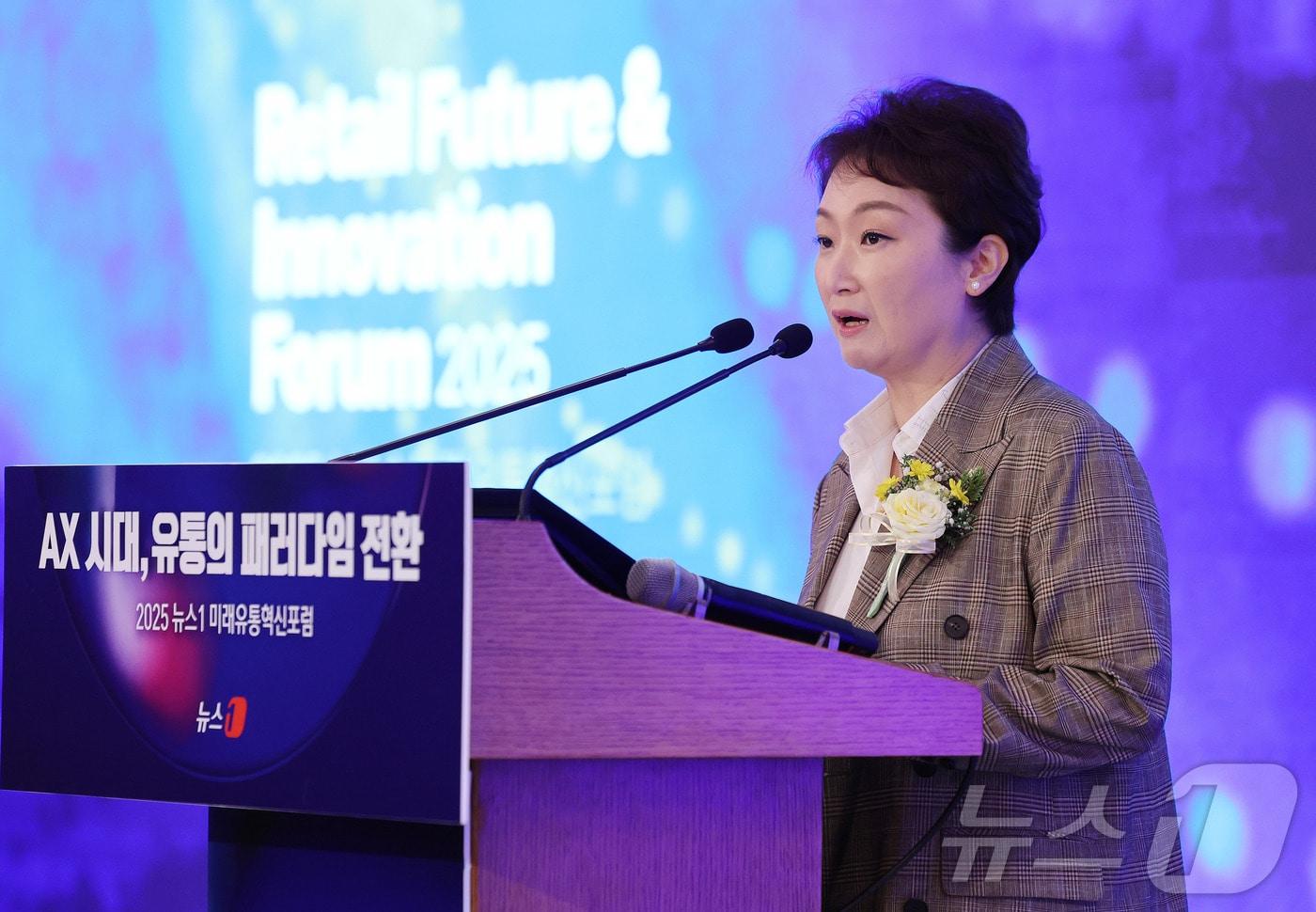 이언주 더불어민주당 의원이 25일 서울 소공동 롯데호텔에서 &#39;AX 시대, 유통의 패러다임 전환&#39;을 주제로 열린 &#39;2025 뉴스1 미래유통혁신포럼&#40;RFIF&#41;&#39;에서 축사를 하고 있다. 2025.9.25/뉴스1 ⓒ News1 박지혜 기자