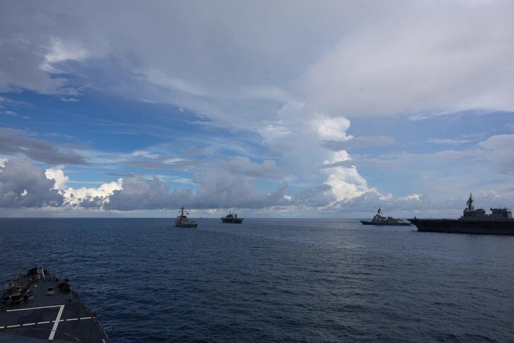 본문 이미지 - 미 해군의 상륙지휘함 &#39;블루릿지함&#39;이 지난 16일 한미일 다영역 훈련 &#39;프리덤 에지&#39; 기간 유도탄 구축함 &#39;커티스 윌버함&#39; 및 한국 해군, 일본 해상자위대 함정과 항해하고 있다.&#40;미 국방부 제공&#41;