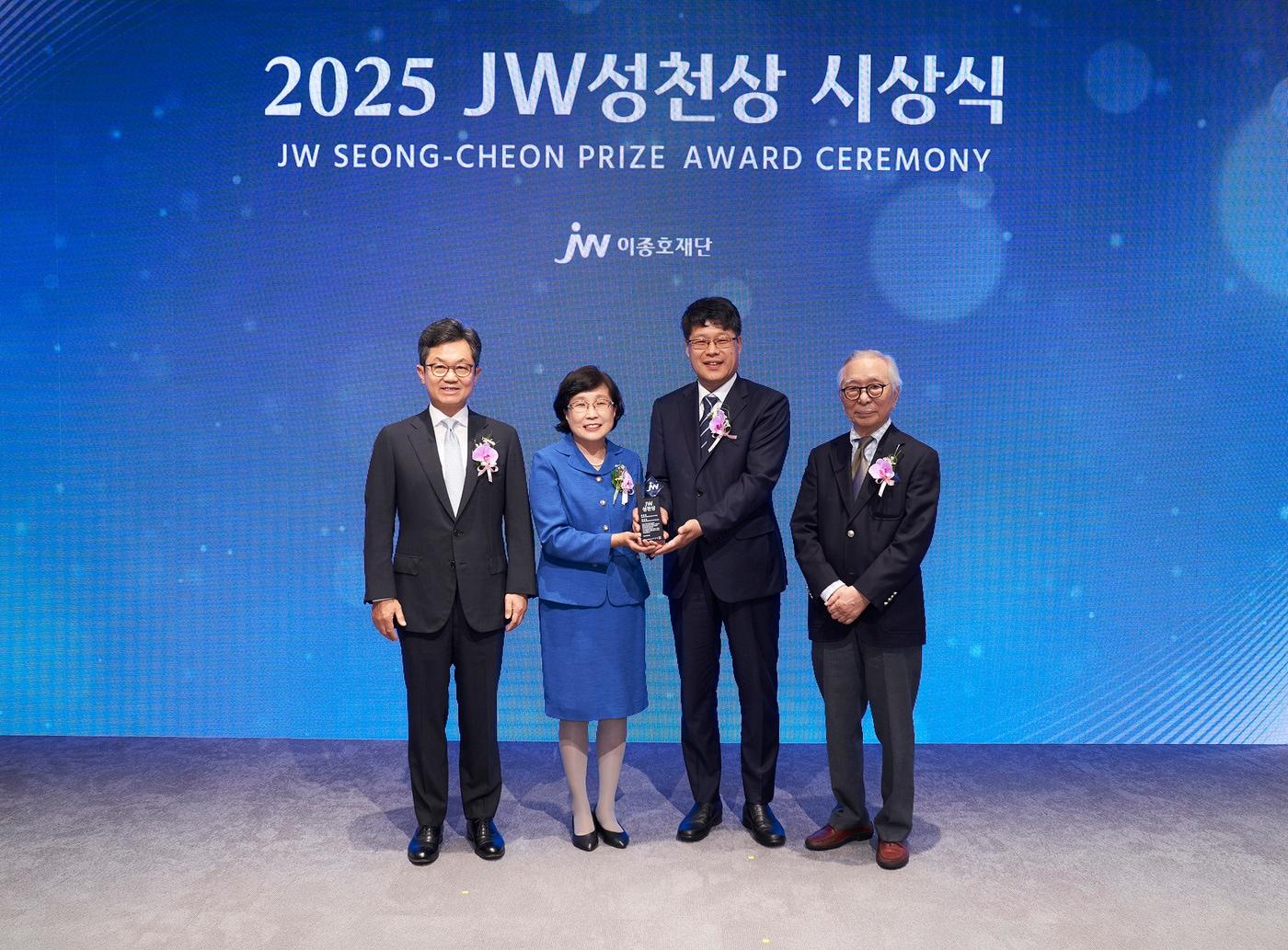 본문 이미지 - 이경하 JW이종호재단 이사장&#40;JW 회장, 왼쪽부터&#41;, 2025 JW성천상 수상자 전진경 아프리카미래재단 짐바브웨지부 메디컬디렉터, 강동원 지부장, 이성낙 JW성천상위원회 위원장&#40;가천대 명예총장&#41;이 기념촬영을 하고 있다.&#40;JW중외제약 제공&#41;/뉴스1