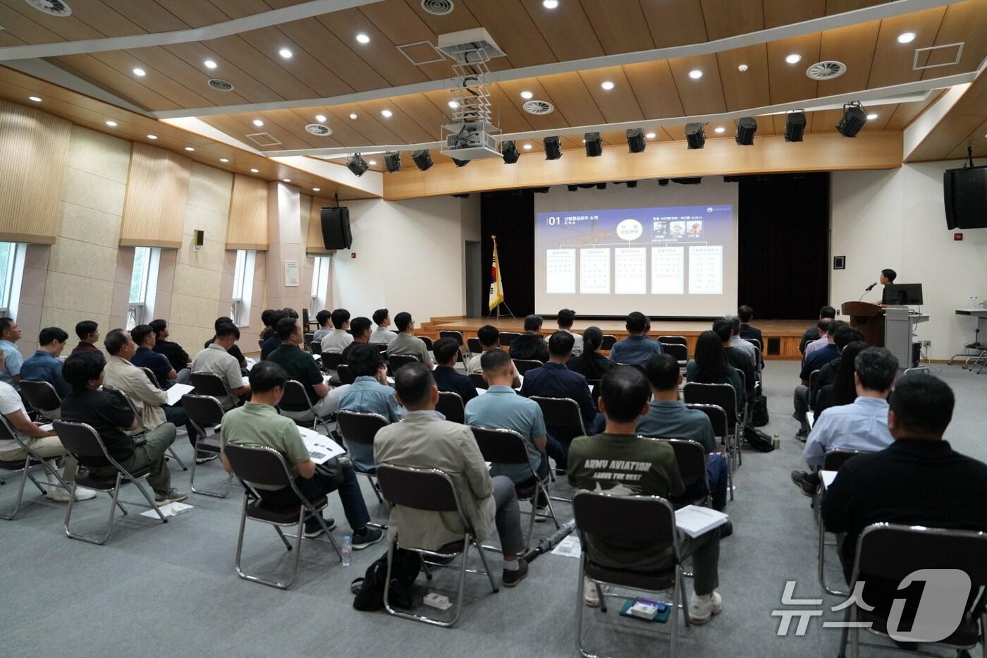 산림항공본부에서 민관합동 산불진화헬기 조종사 합동교육을 하고 있다.&#40;산림청 제공.재판매 및 DB금지&#41;/뉴스1
