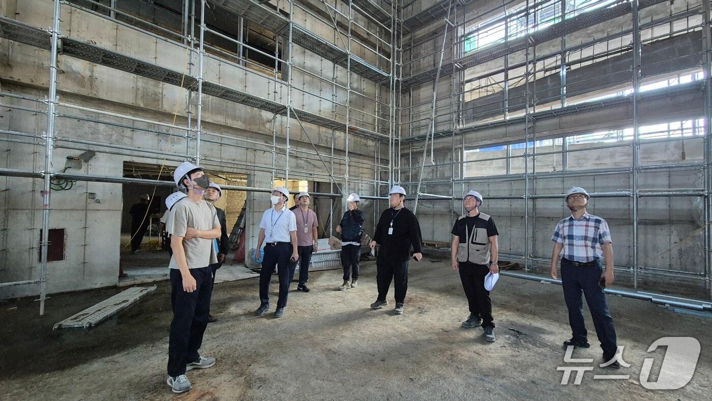 본문 이미지 - 내년 개교 학교 공사현장 특별점검을 하고 있다.(부산시교육청 제공. 재판매 및 DB금지)