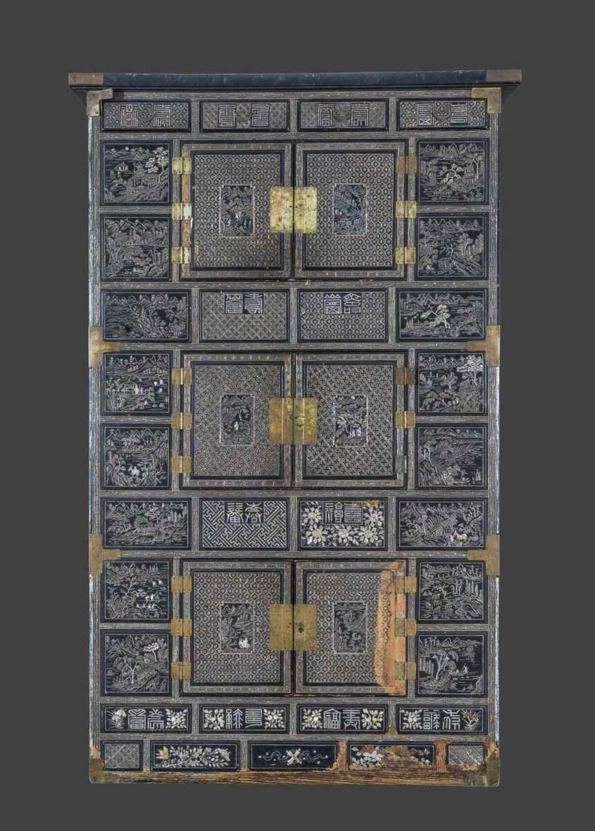 본문 이미지 - 나전산수무늬삼층장 정면 모습(국가유산청 제공)