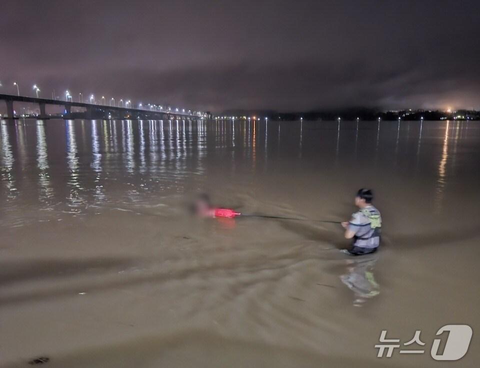 본문 이미지 - 군산해경이 레스큐튜브를 이용해서 익수자를 구하고 있다.(군산해경 제공. 재판매 및 DB금지)
