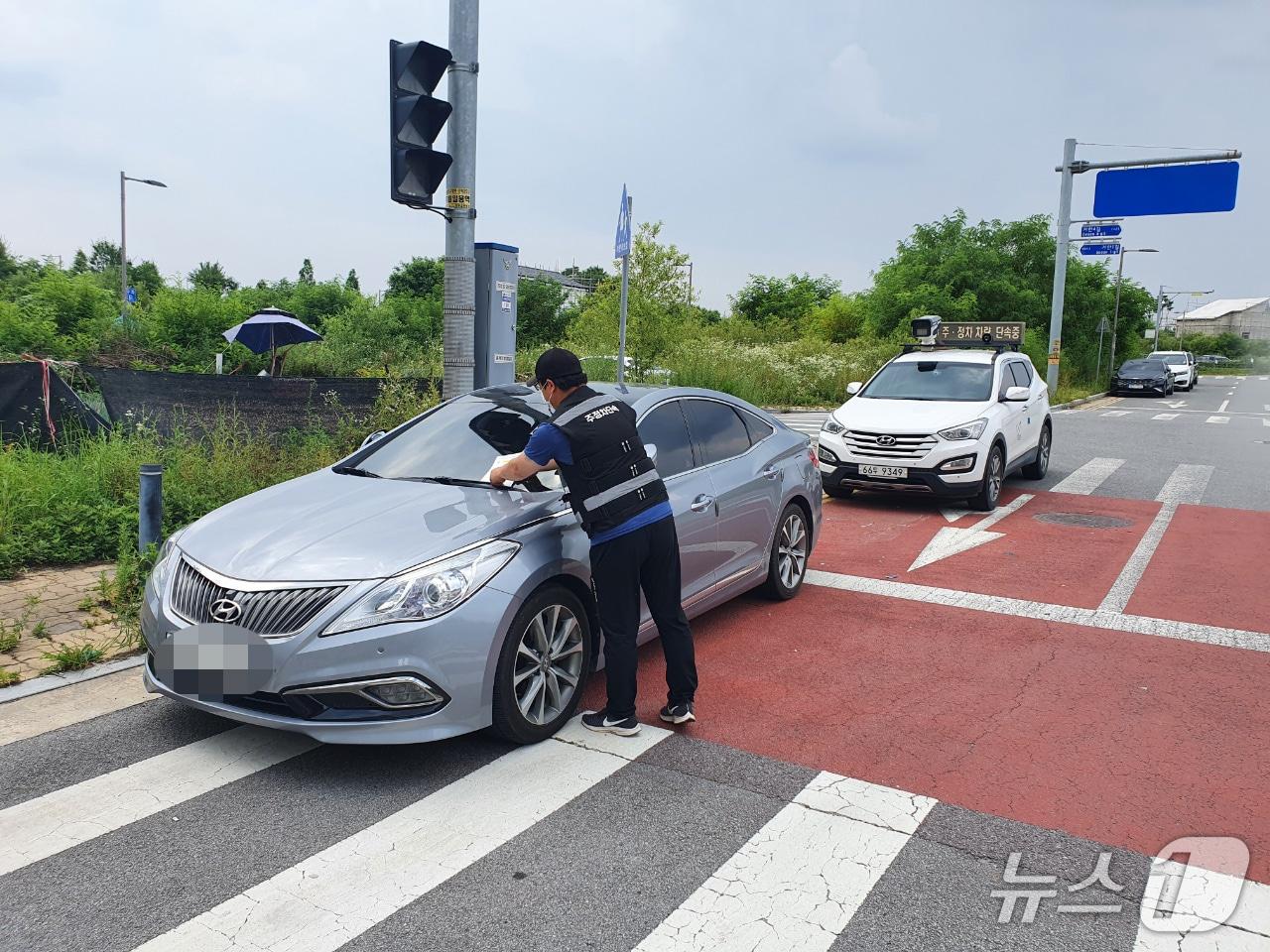본문 이미지 - 충북 진천군 불법 주정차 단속 모습./뉴스1
