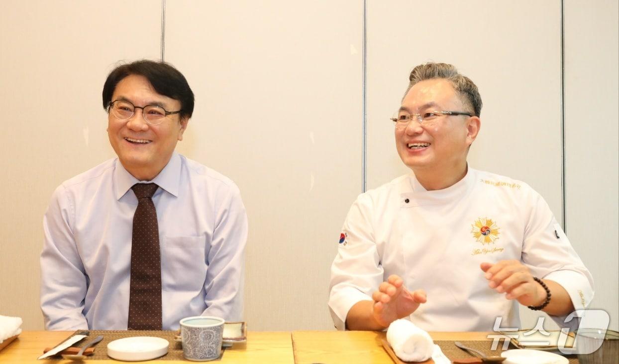 본문 이미지 - 이우영 한국산업인력공단 이사장과 16대 조리명장 안유성 셰프. &#40;사진제공=한국산업인력공단&#41;