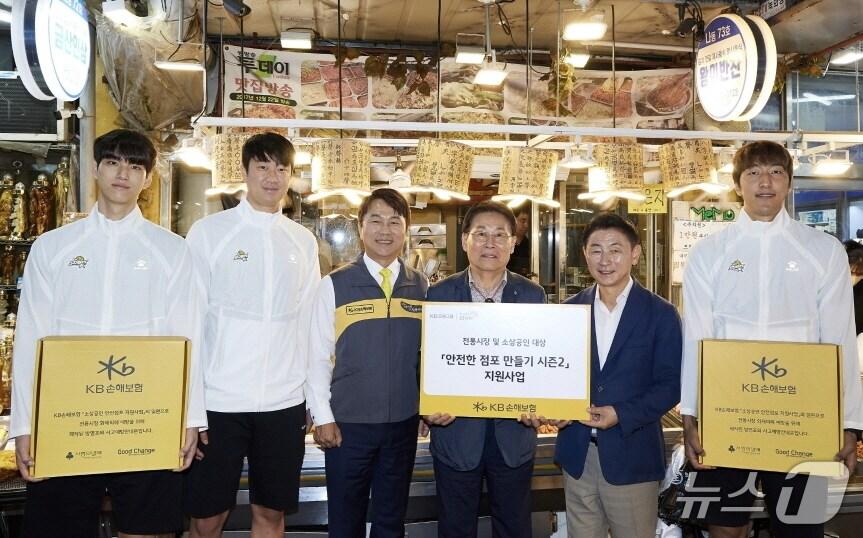 본문 이미지 - KB손해보험은 24일 오후, KB스타즈 배구단 연고지인 의정부시에 위치한 전통시장과 인근 점포를 대상으로 ‘안전한 점포 만들기’ 사업을 진행했다. 왼쪽부터 KB스타즈 임성진 선수, 나경복 선수, KB손해보험 구본욱 사장&#40;왼쪽에서 세번째&#41;, 조진식 의정부제일시장번영회장, 김동근 의정부시장, KB스타즈 차영석 선수/사진제공=KB손해보험