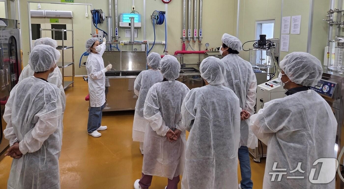 충북 괴산군 농산물가공지원센터 이용 교육 모습.(괴산군 제공)/뉴스1