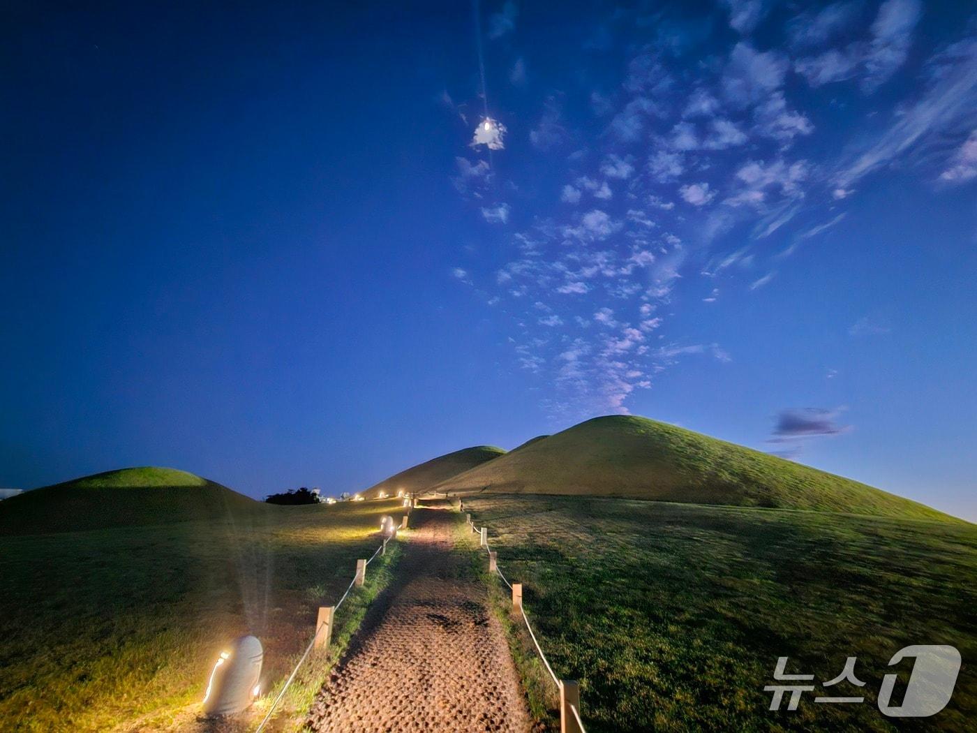 본문 이미지 - 송학동고분군 야경.(고성군 제공. 재판매 및 DB금지)
