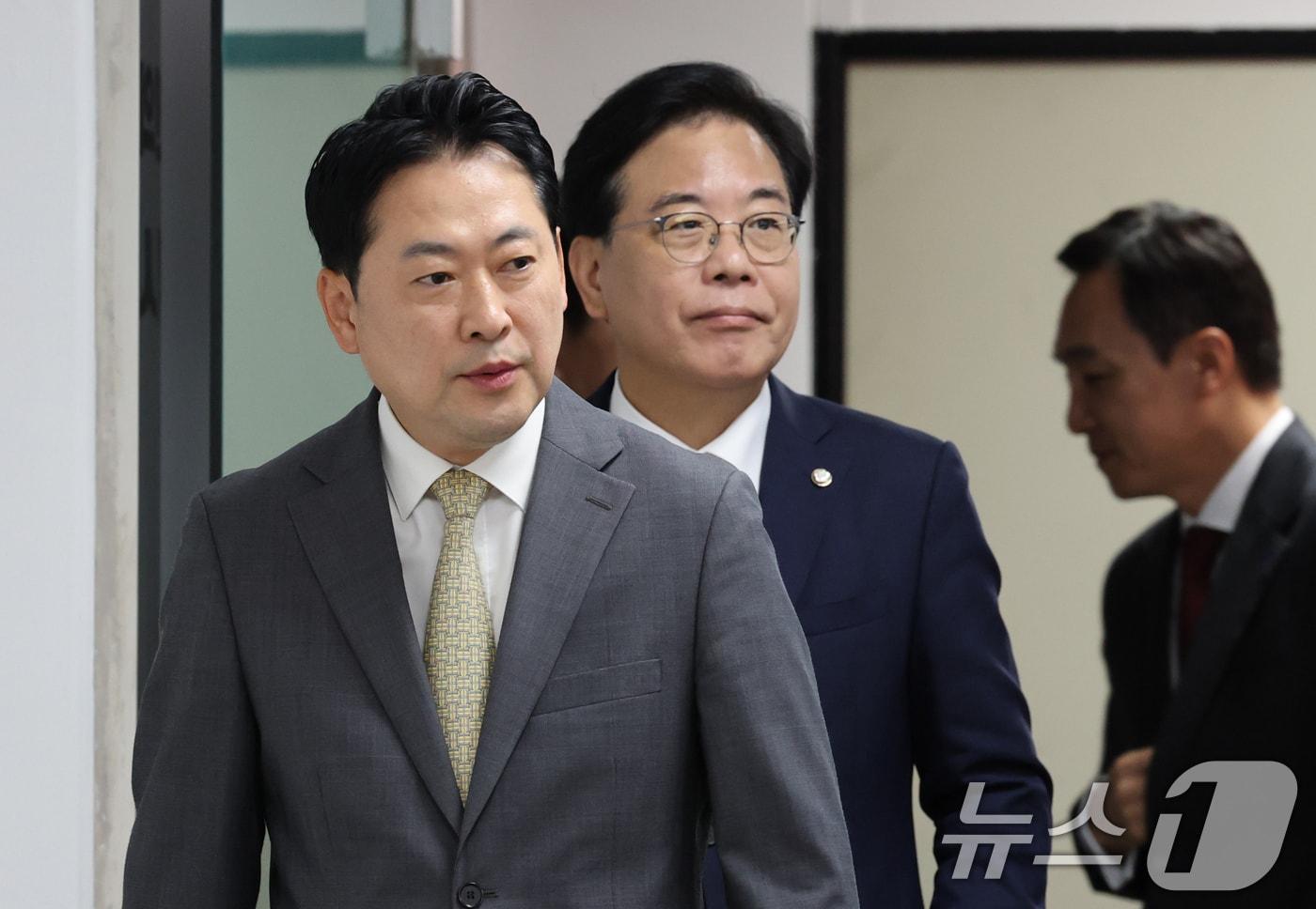 장동혁 국민의힘 대표와 송언석 원내대표가 25일 대전시당에서 열린 현장최고위원회에 입장하고 있다. 2025.9.25/뉴스1 ⓒ News1 김기태 기자