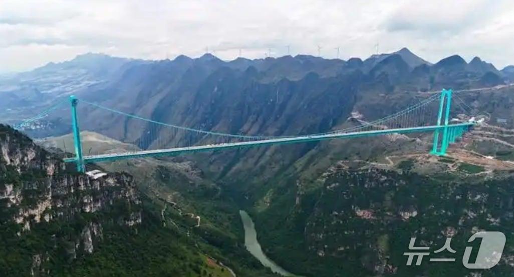 본문 이미지 - 오는 28일 개통 예정인 구이저우성 소재 화장 협곡 대교 모습. (톈옌신문 갈무리)