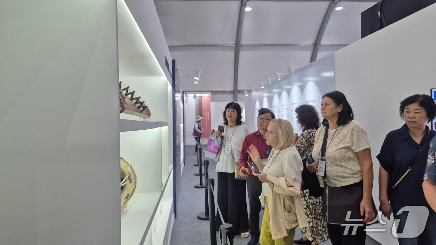 불가리아 기자 대표단이 영동세계국악엑스포 전시관을 둘러보고 있다.  (조직위 제공. 재판매 및 DB금지) /뉴스1