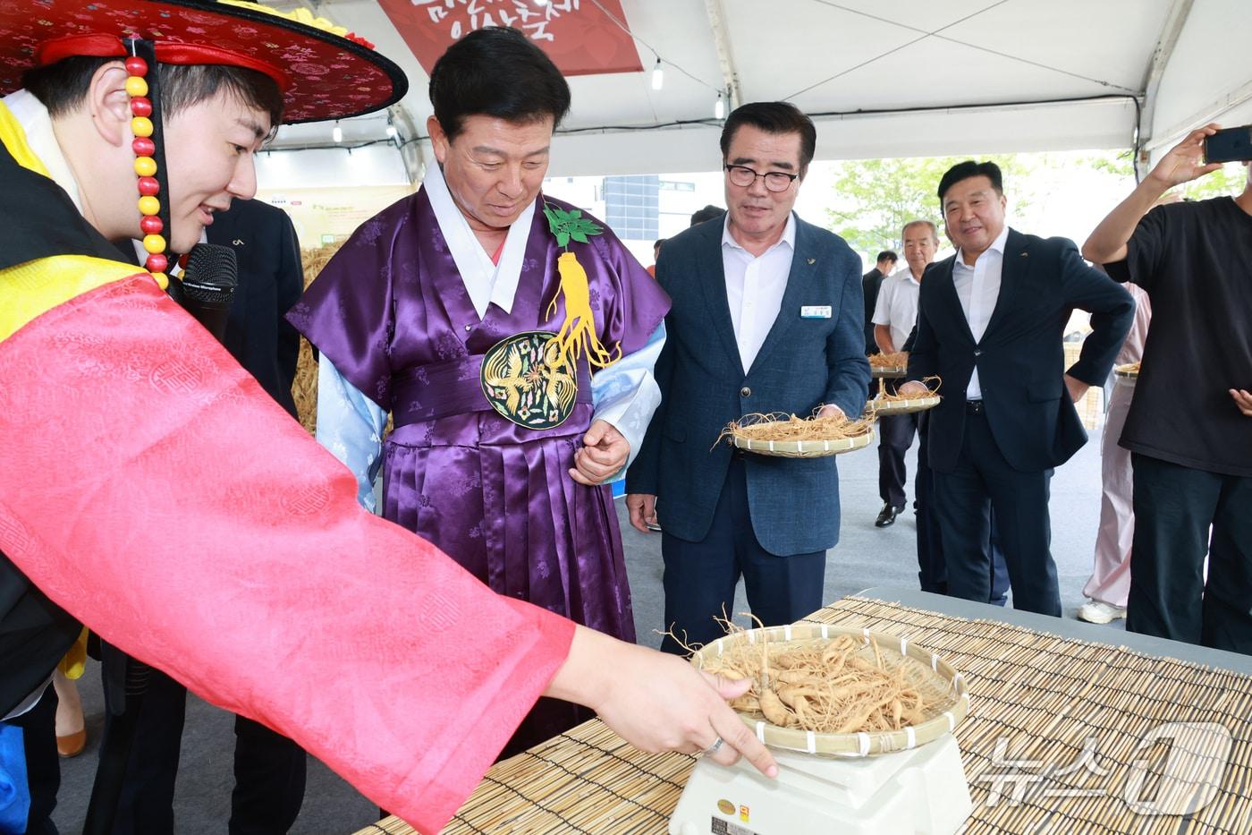 충청남도시장군수협의회 제43회 금산세계인삼축제 관람 모습(금산군 제공. 재판매 및 DB금지)/뉴스1