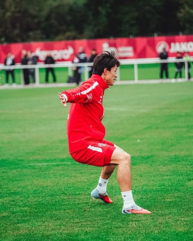 본문 이미지 - 팀 훈련에 복귀한 이재성&#40;마인츠 SNS 캡처&#41;  