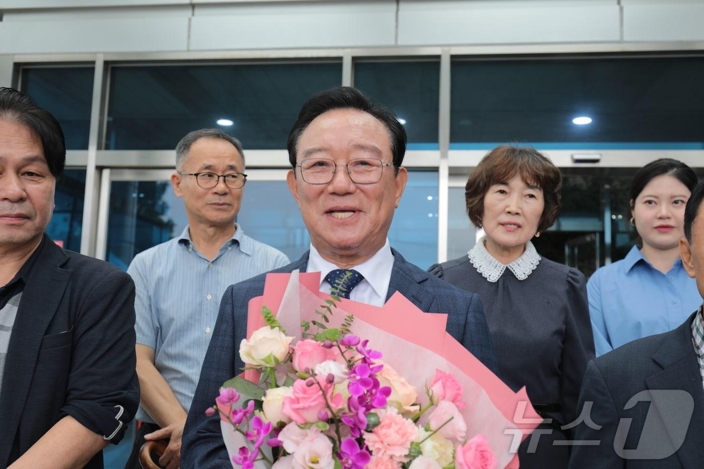 송철호 전 울산시장이 25일 울산지방법원에서 열린 뇌물수수 및 정치자금법 위반 혐의 항소심에서 무죄 판결을 받고 소감을 밝히고 있다. 2025.9.25/뉴스1 ⓒ News1 김세은 기자