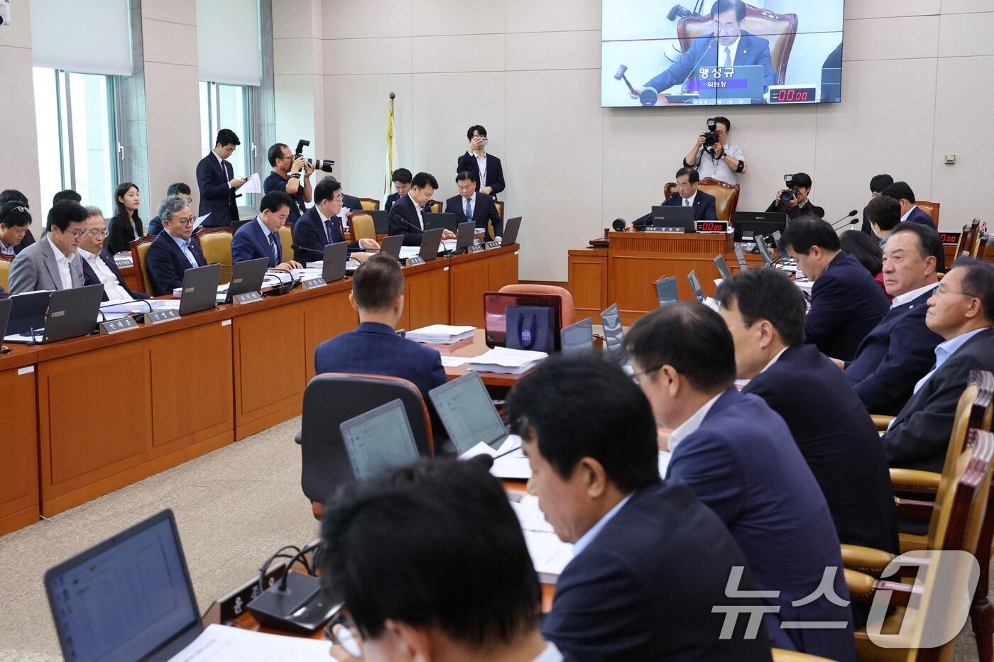 맹성규 국회 국토교통위원회 위원장이 25일 서울 여의도 국회에서 열린 국토교통위원회 전체회의에서 의사봉을 두드리고 있다. 2025.9.25/뉴스1 ⓒ News1 신웅수 기자