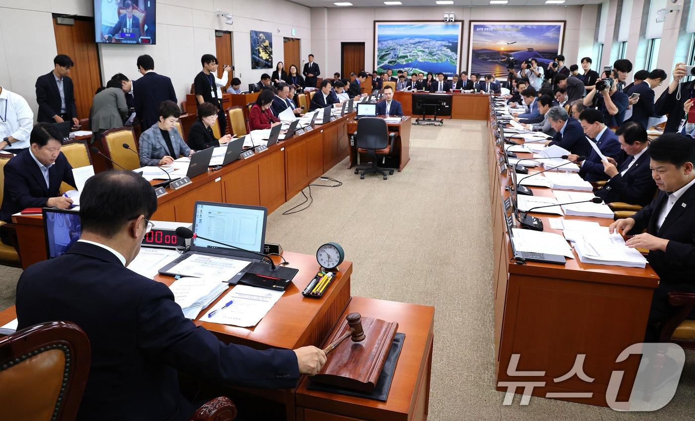 맹성규 국회 국토교통위원회 위원장이 지난달 25일 서울 여의도 국회에서 열린 국토교통위원회 전체회의에서 의사봉을 두드리고 있다. 2025.9.25/뉴스1 ⓒ News1 신웅수 기자