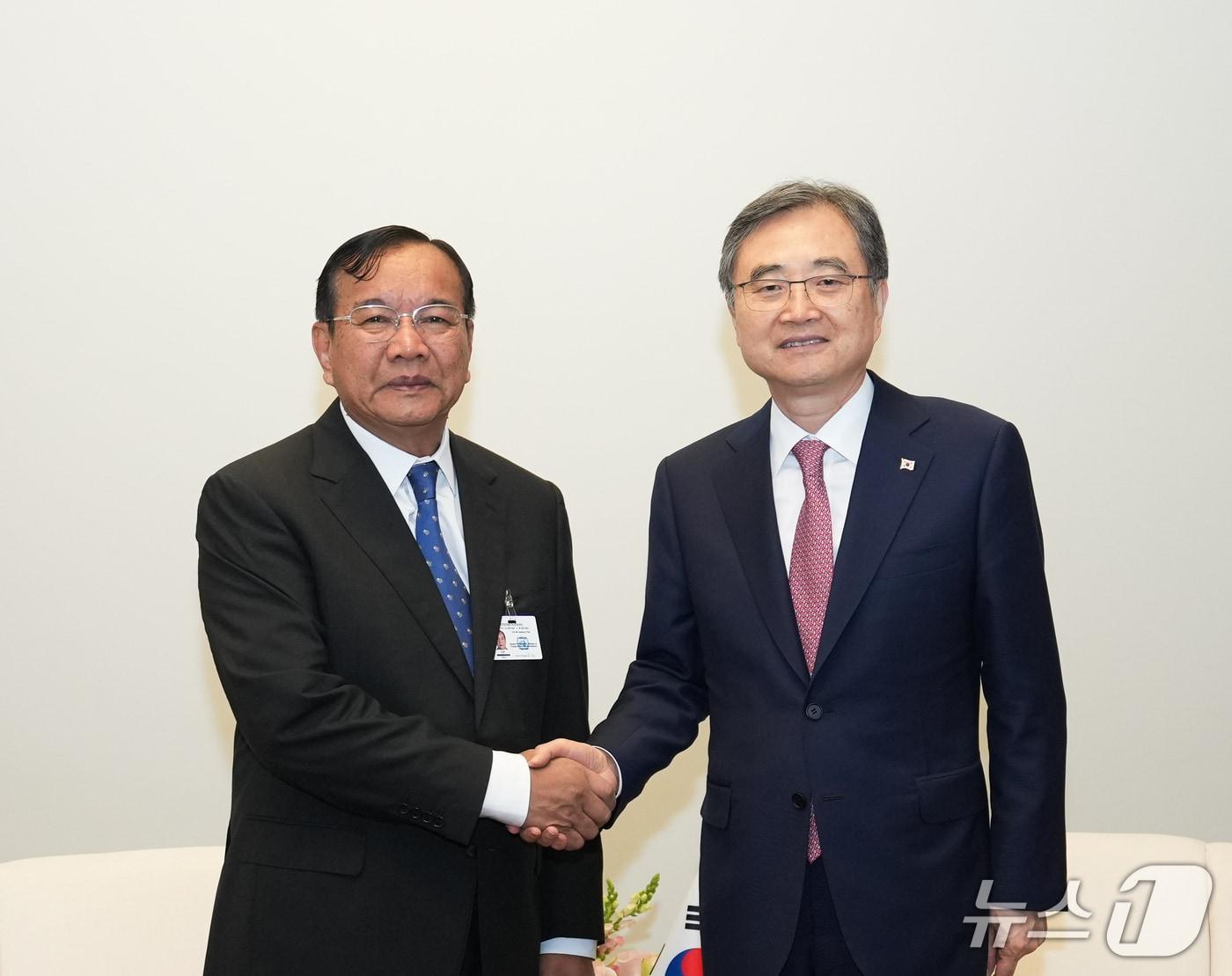 본문 이미지 -  조현 외교부 장관은 제80차 유엔총회 고위급 회기 참석 계기 24일(현지시각) 쁘락 소콘 캄보디아 부총리 겸 외교장관과 외교장관회담을 가졌다. 2025.09.24. (외교부 제공)