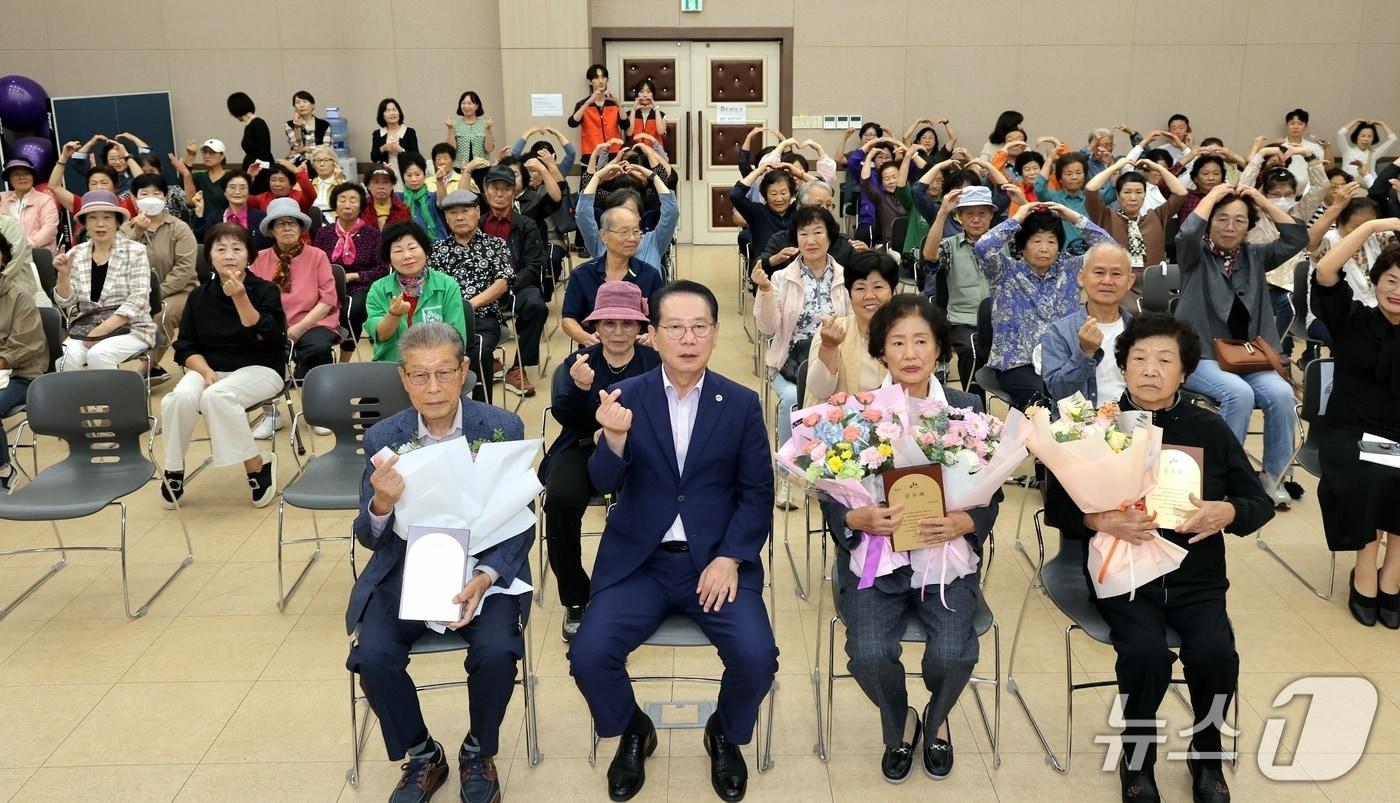 충북 괴산군은 18회 치매 극복의 날을 맞아 치매 환자 돌봄 가족에게 치매가족돌봄 유공자 표창을 전달했다.(괴산군 제공, 재판매 및 DB금지)/뉴스1