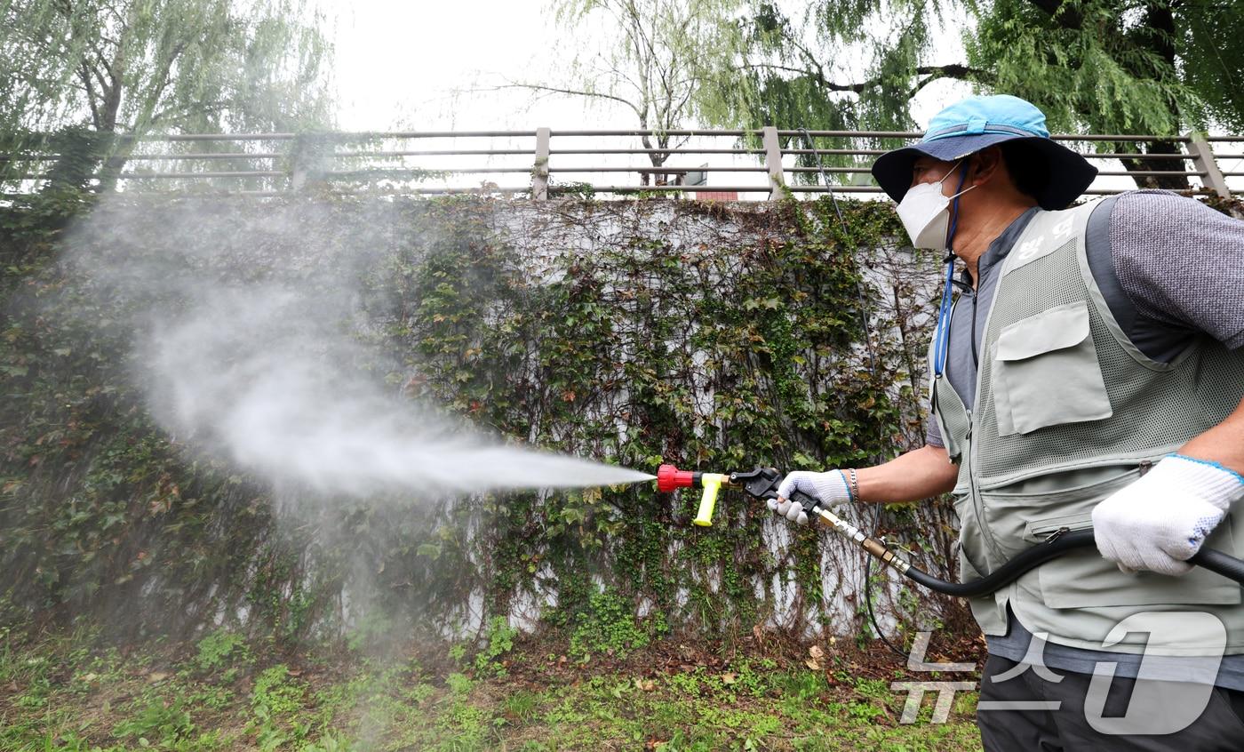 경기 수원시 팔달구 수원화성 화홍문 인근에서 팔달구보건소 방역 관계자들이 모기유충 방제작업을 하고 있다. &#40;사진은 기사 내용과 무관함&#41; /뉴스1 ⓒ News1 김영운 기자