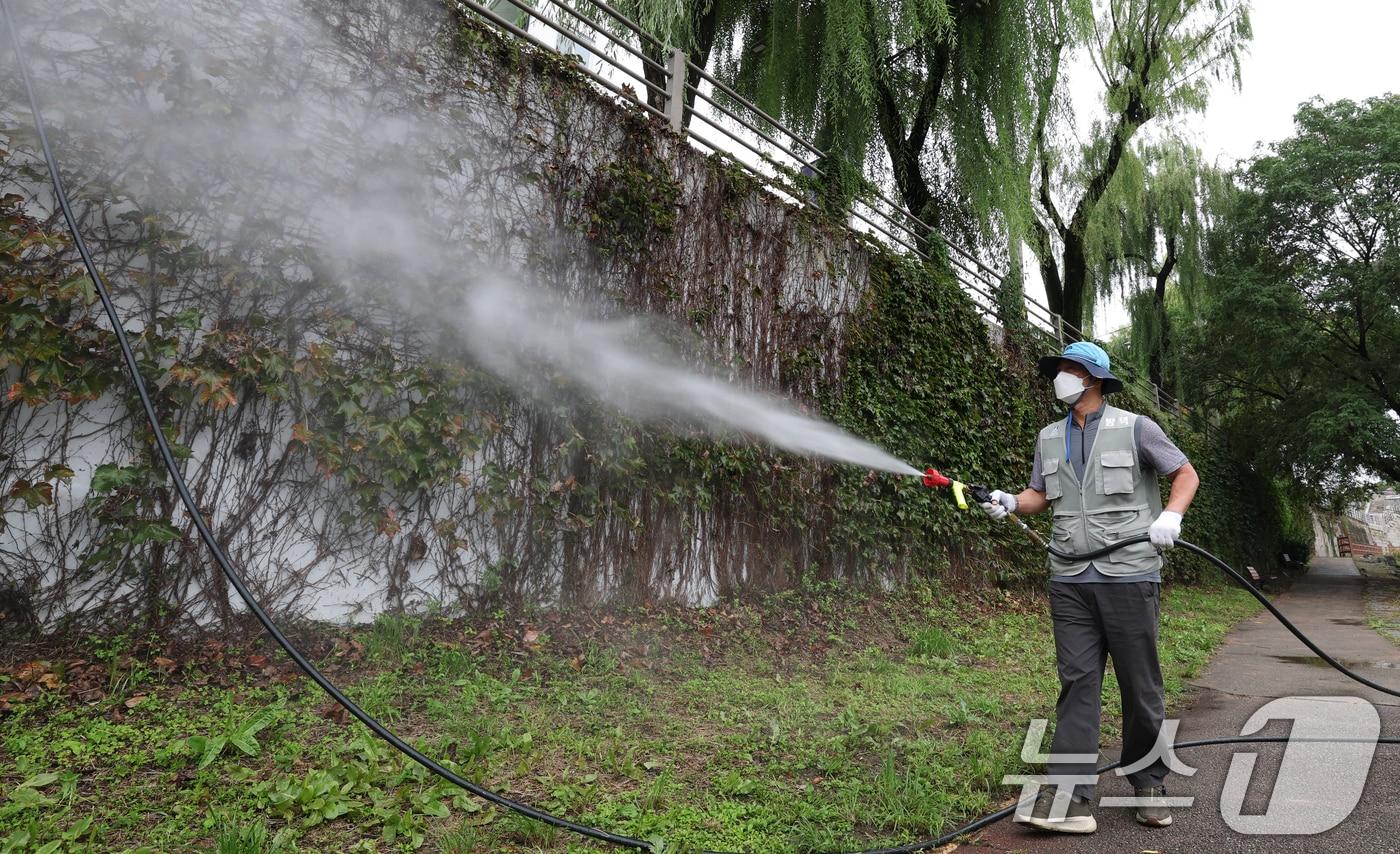 경기 수원시 팔달구 수원화성 화홍문 인근에서 팔달구보건소 방역 관계자들이 모기유충 방제작업을 하고 있다. &#40;사진은 기사 내용과 무관함&#41;/뉴스1 ⓒ News1 김영운 기자