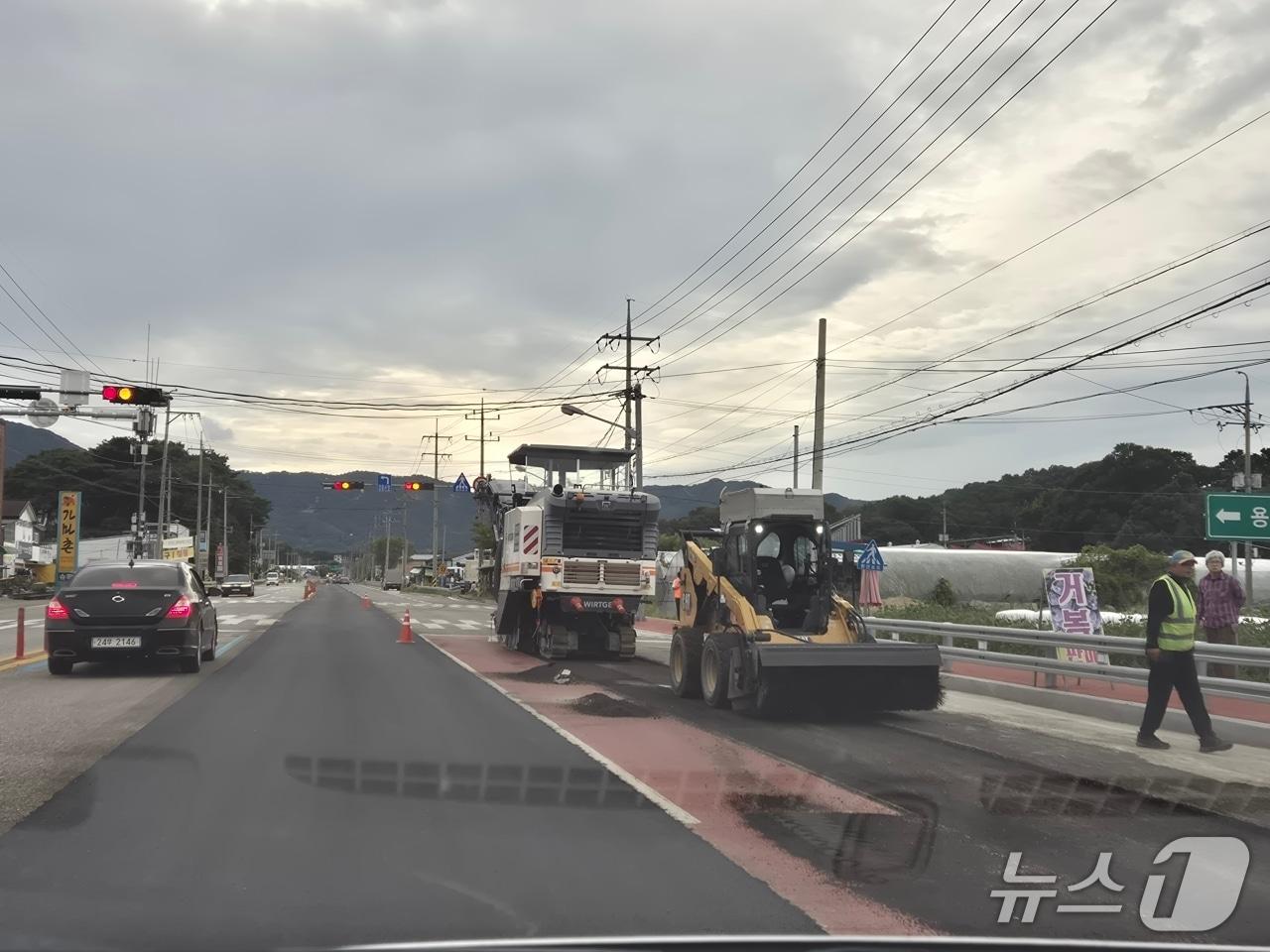 본문 이미지 - 충북 옥천군 동이면 세산리 구간 국도 4호선 재포장 공사. /뉴스1