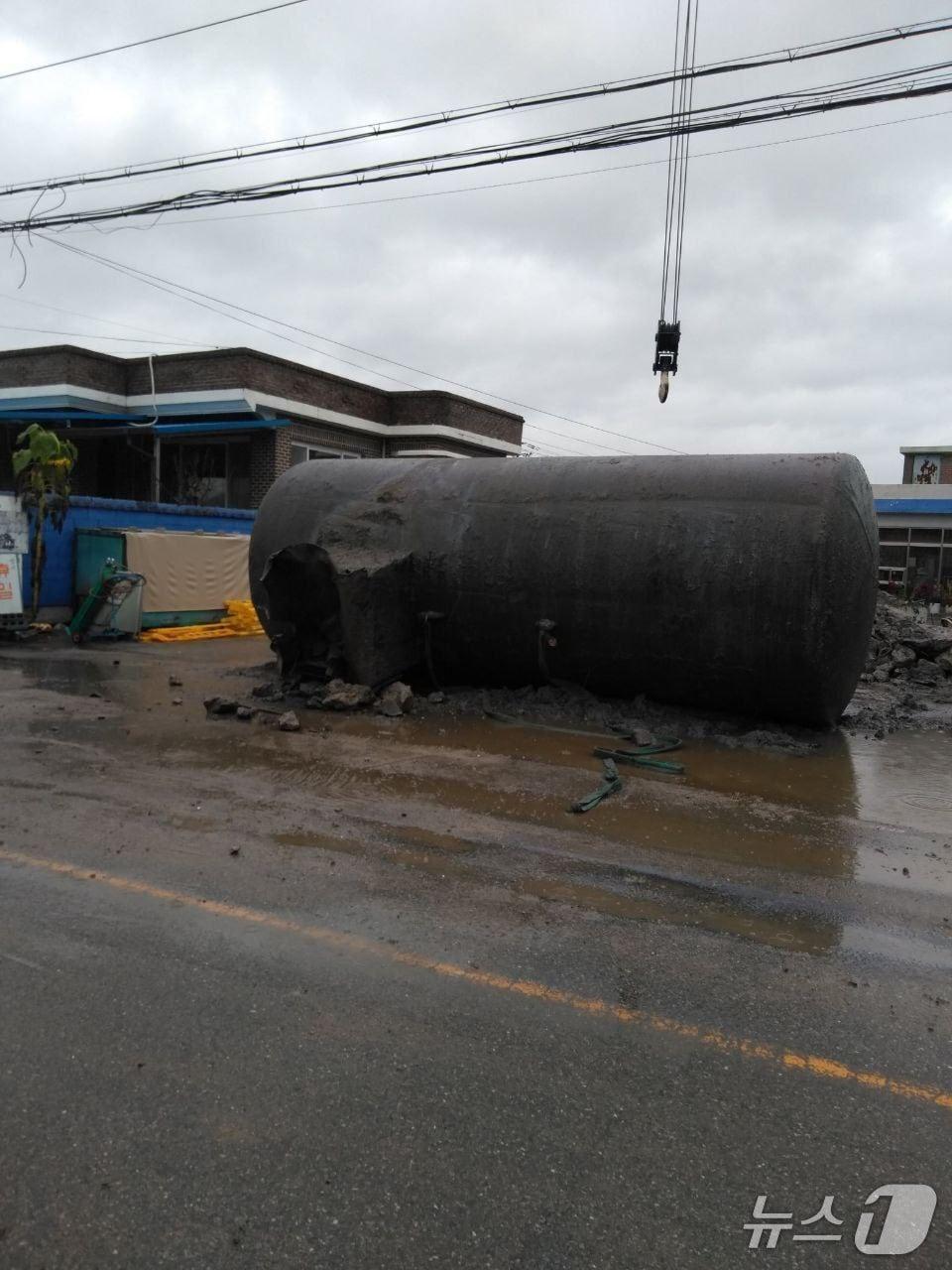 본문 이미지 - 폭발한 경유저장탱크 &#40;경기도북부소방재난본부 제공. 재판매 및 DB금지&#41;