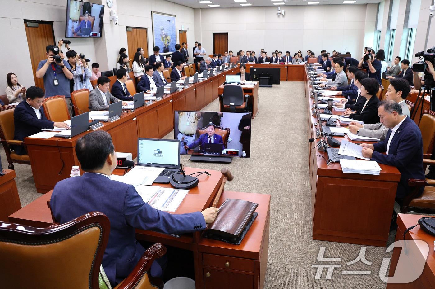 이철규 국회 산업통상자원중소벤처기업위원회 위원장이 25일 서울 여의도 국회에서 열린 산업통상자원중소벤처기업위원회 전체회의에서 의사봉을 두드리고 있다. 2025.9.25/뉴스1 ⓒ News1 신웅수 기자