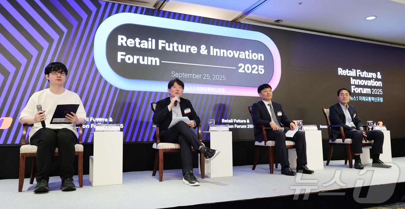 25일 서울 소공동 롯데호텔에서 &#39;AX 시대, 유통의 패러다임 전환&#39;을 주제로 열린 &#39;2025 뉴스1 미래유통혁신포럼&#40;RFIF&#41;&#39;에서 패널토론이 진행되고 있다. 왼쪽부터 강민서 야나두 CAIO, 이치훈 CJ그룹 AI실장, 최이규 쿠팡 물류정책팀 상무, 김성훈 풀무원 디지털혁신실장&#40;부사장&#41;. 2025.9.25/뉴스1 ⓒ News1 박지혜 기자