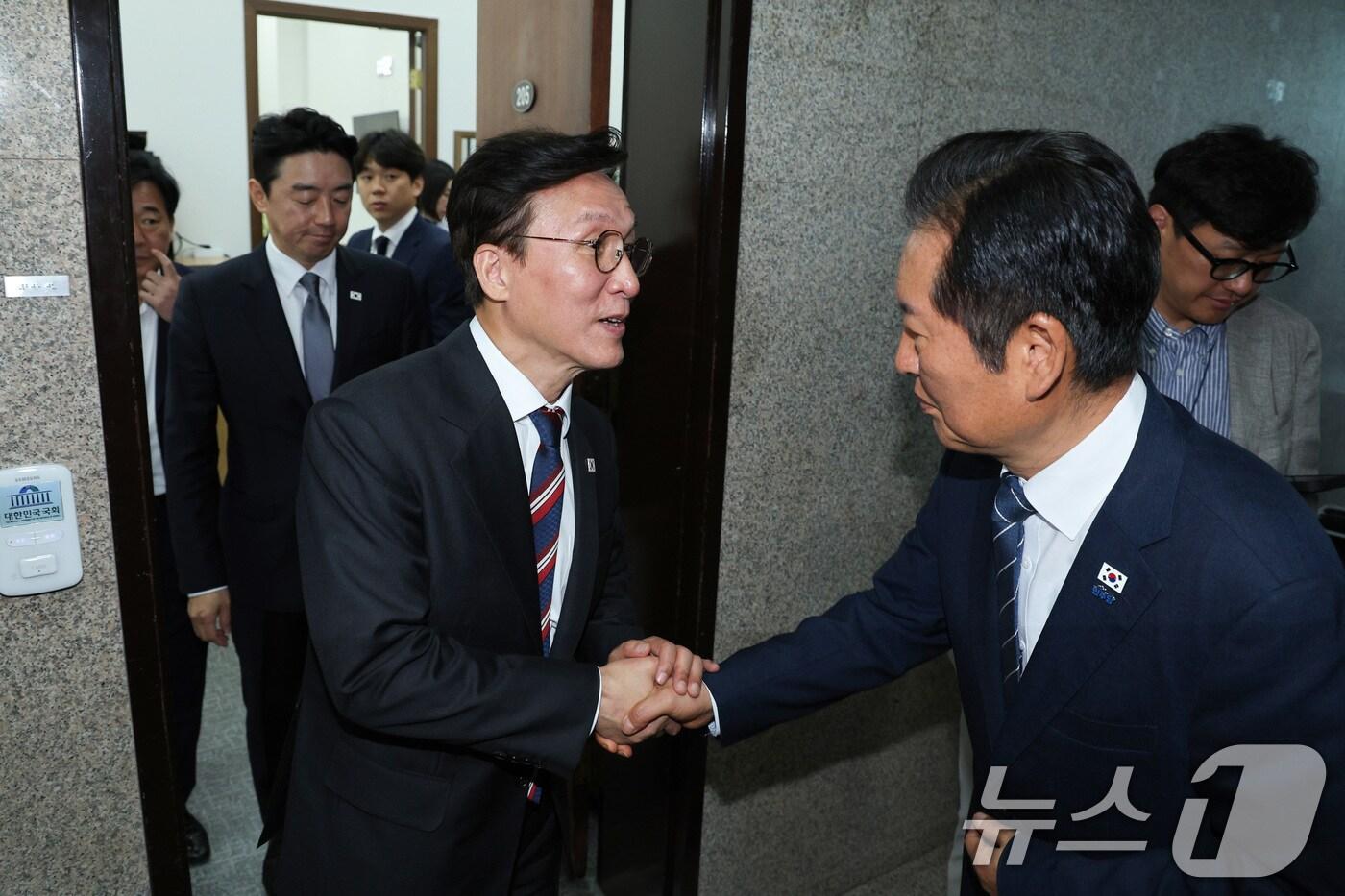 김민석 국무총리와 정청래 더불어민주당 대표, 강훈식 대통령 비서실장이 25일 서울 여의도 국회에서 열린 고위 당정대 회의를 마친 후 회의실을 나서고 있다. 2025.9.25/뉴스1 ⓒ News1 신웅수 기자