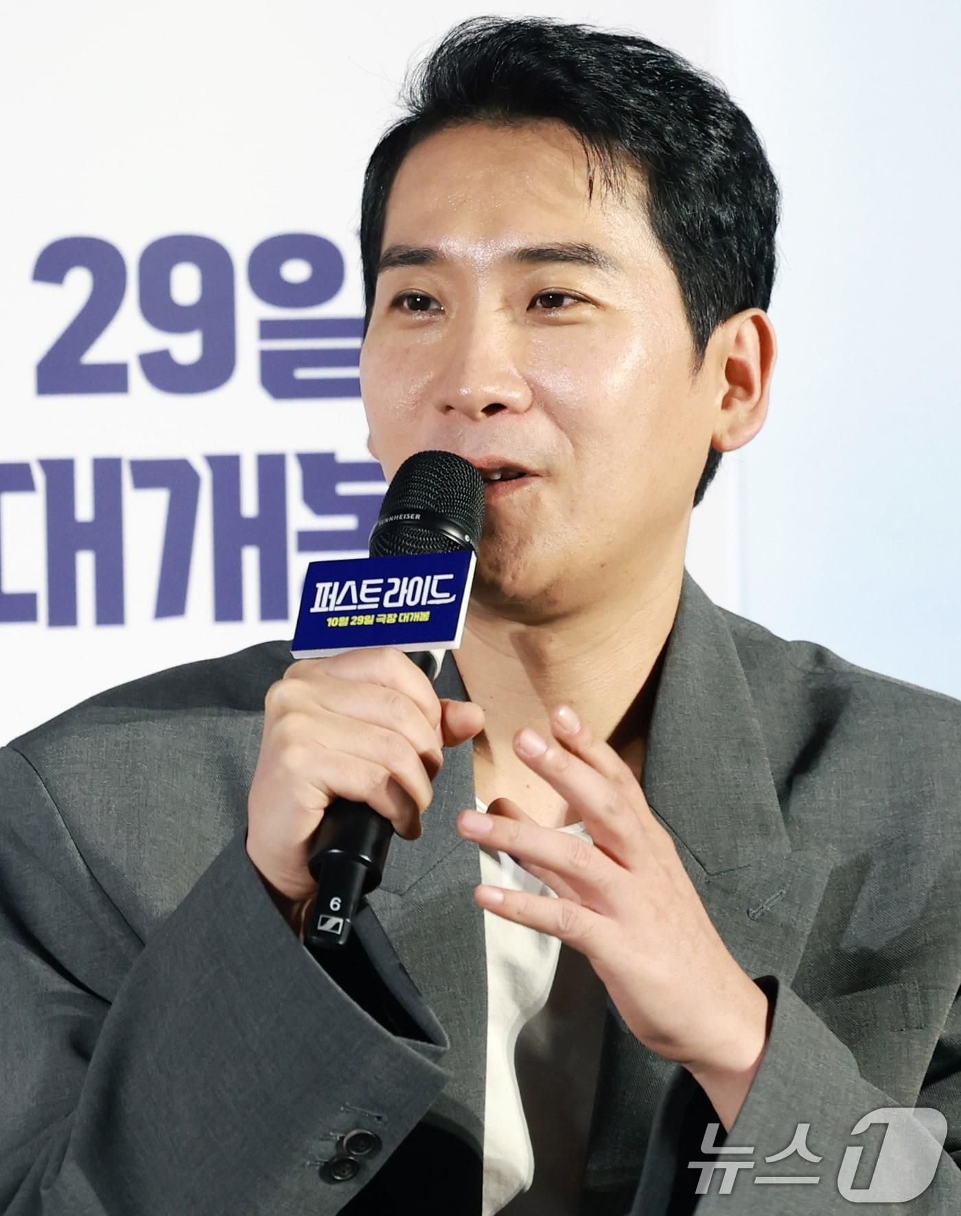 본문 이미지 - 남대중 감독이 25일 오전 서울 용산구 CGV용산아이파크몰에서 열린 영화 '퍼스트 라이드' 제작보고회에 참석해 인사말을 하고 있다. '퍼스트 라이드'는 끝을 보는 놈 태정(강하늘 분), 해맑은 놈 도진(김영광 분), 잘생긴 놈 연민(차은우 분), 눈 뜨고 자는 놈 금복(강영석 분), 사랑스러운 놈 옥심(한선화 분)까지 뭉치면 더 웃긴 24년 지기 친구들이 첫 해외여행을 떠나는 코미디 영화다. 2025.9.25/뉴스1 ⓒ News1 권현진 기자