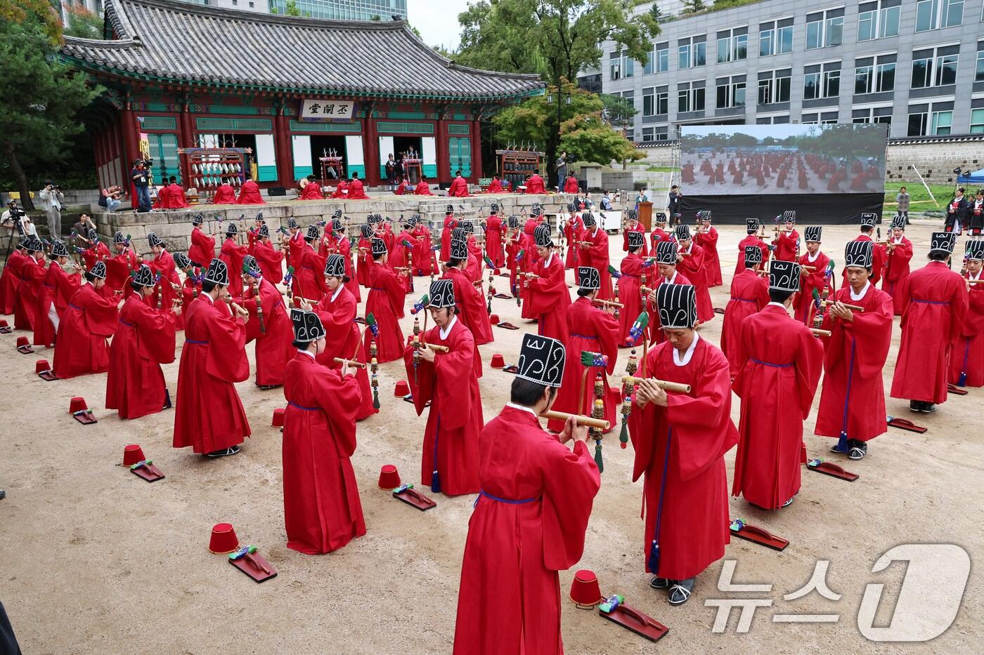 25일 오전 서울 종로구 성균관 비천당에서 열린 추기 석전&#40;釋奠&#41;대제에서 학생들이 팔일무를 추고 있다. 2025.9.25/뉴스1 ⓒ News1 구윤성 기자