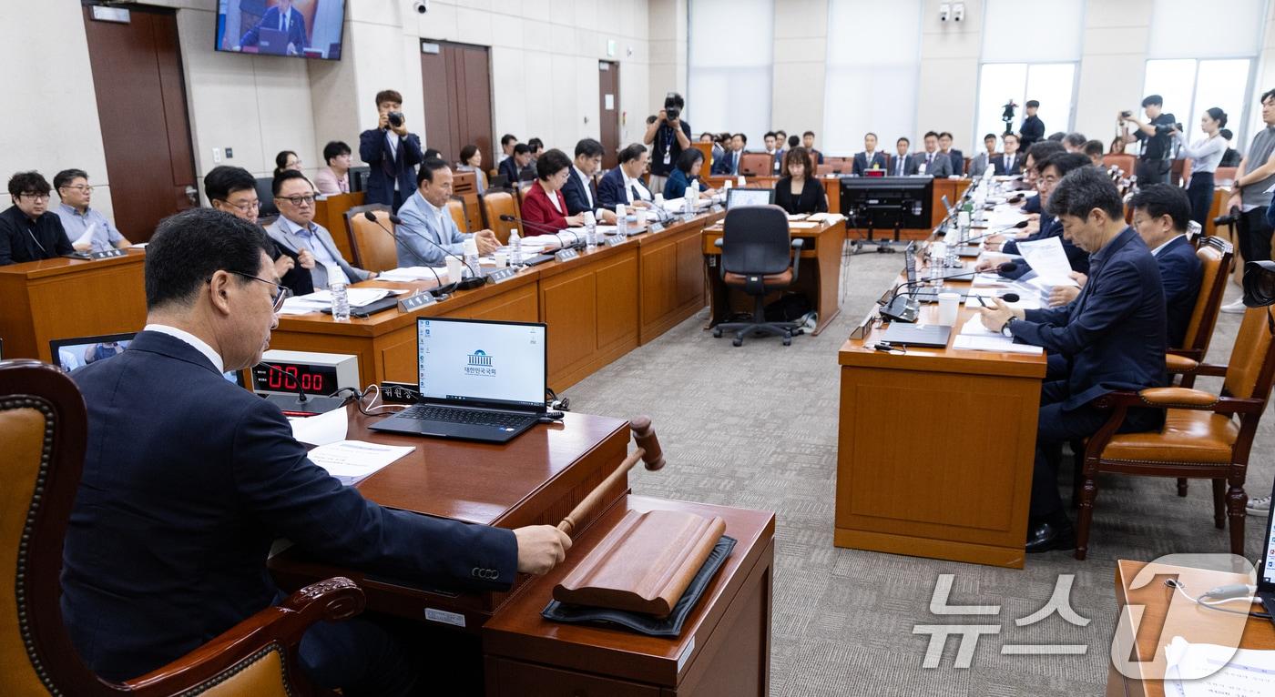 25일 서울 여의도 국회에서 열린 제429회국회&#40;정기회&#41; 행정안전위원회 제7차 전체회의에서 신정훈 위원장이 의사봉을 두드리고 있다. 2025.9.25/뉴스1 ⓒ News1 이승배 기자