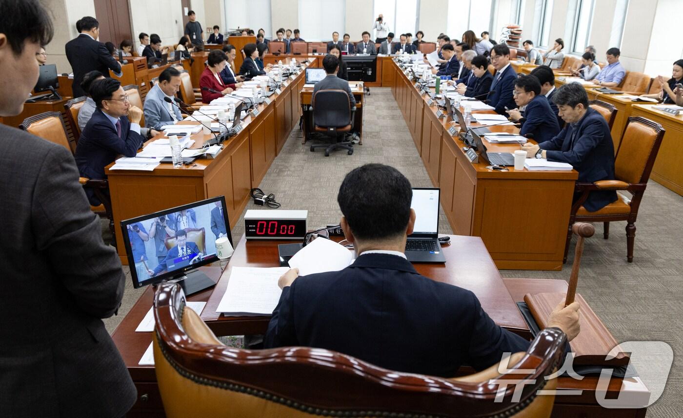 25일 서울 여의도 국회에서 열린 제429회국회&#40;정기회&#41; 행정안전위원회 제7차 전체회의에서 신정훈 위원장이 의사봉을 두드리고 있다. 2025.9.25/뉴스1 ⓒ News1 이승배 기자
