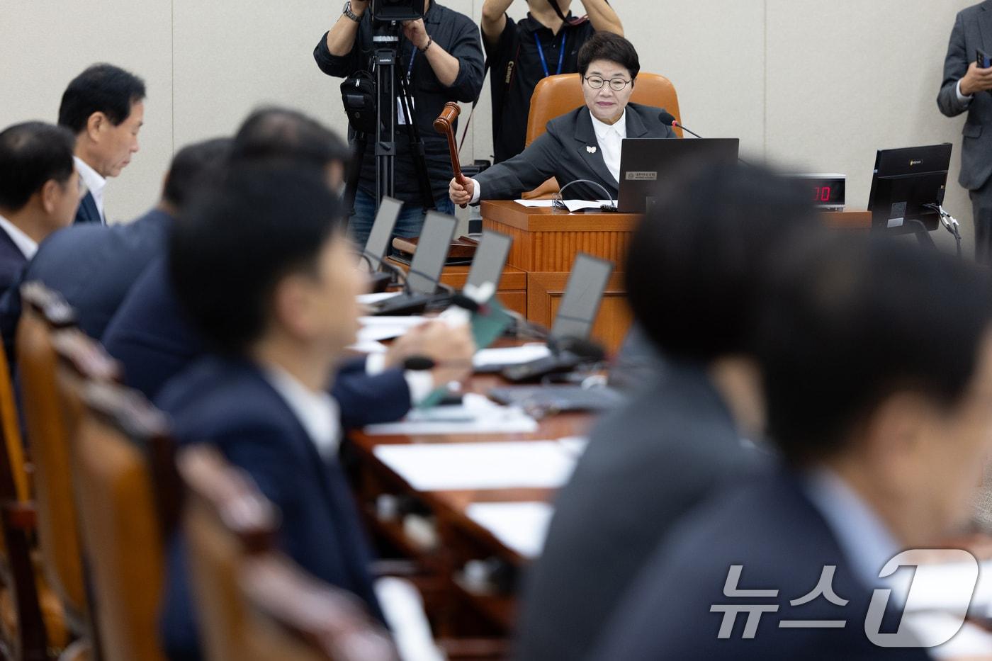 25일 서울 여의도 국회에서 열린 제429회국회&#40;정기회&#41; 기획재정위원회 제2차 전체회의에서 임이자 위원장이 의사봉을 두드리고 있다. 2025.9.25/뉴스1 ⓒ News1 이승배 기자