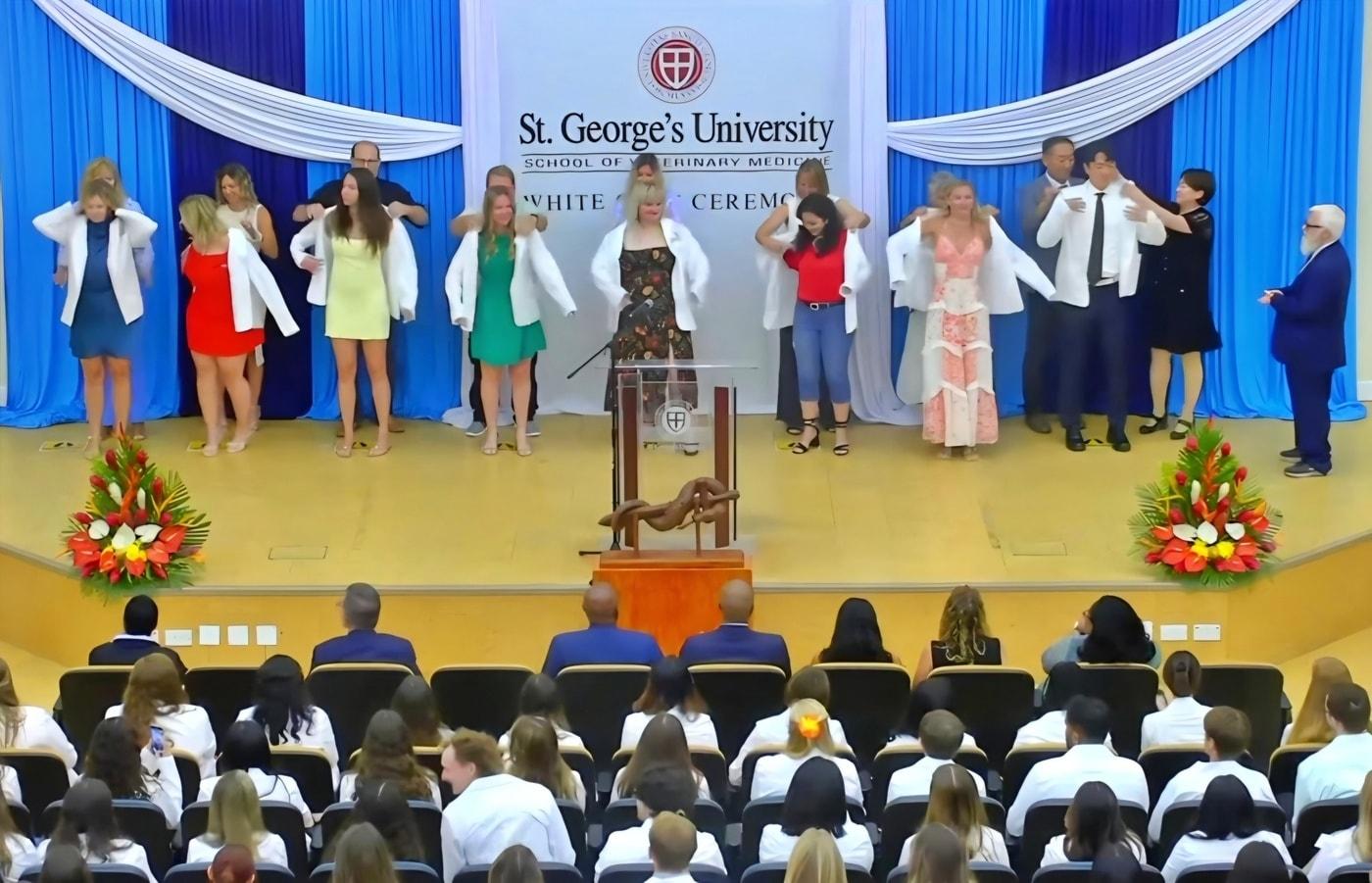 신사경 수의사 부부가 자녀에게 흰 가운을 입혀주고 있다(세인트조지 수의과대학 영상 갈무리). ⓒ 뉴스1